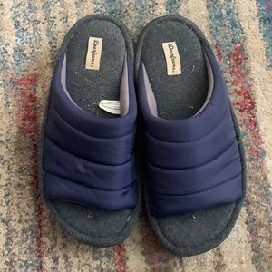 Men’s dearfoam slippers. Size large